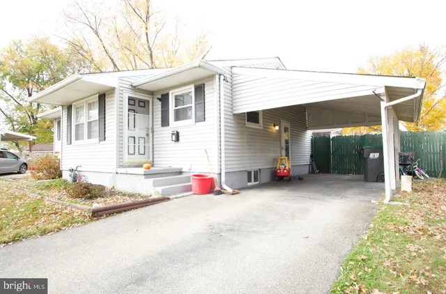 a view of a house with backyard