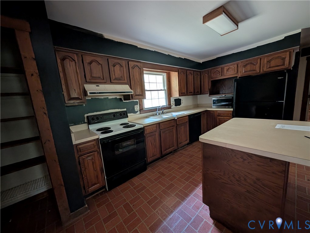 3426 Lake View Road Mechanicsville, VA 23111 - Photo 4 of 18 a kitchen with stainless steel appliances granite countertop a stove sink and cabinets