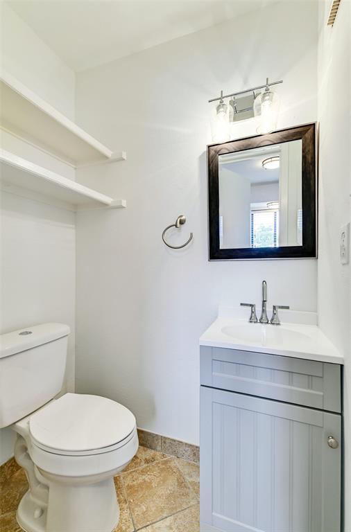 204 Northwest Drive, Unit B Round Rock, TX 78664 - Photo 18 of 25 a bathroom with a toilet sink and mirror