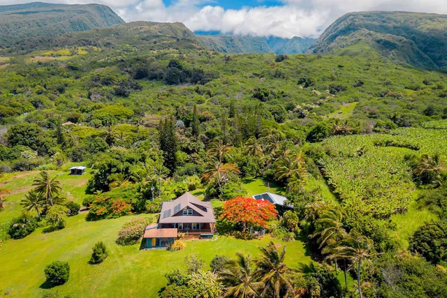 a view of a houses with a yard