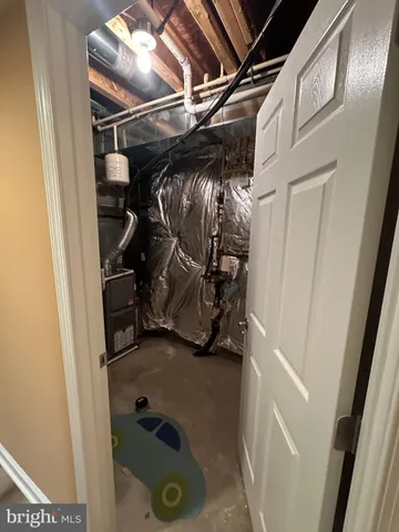 a view of a house with backyard and trees