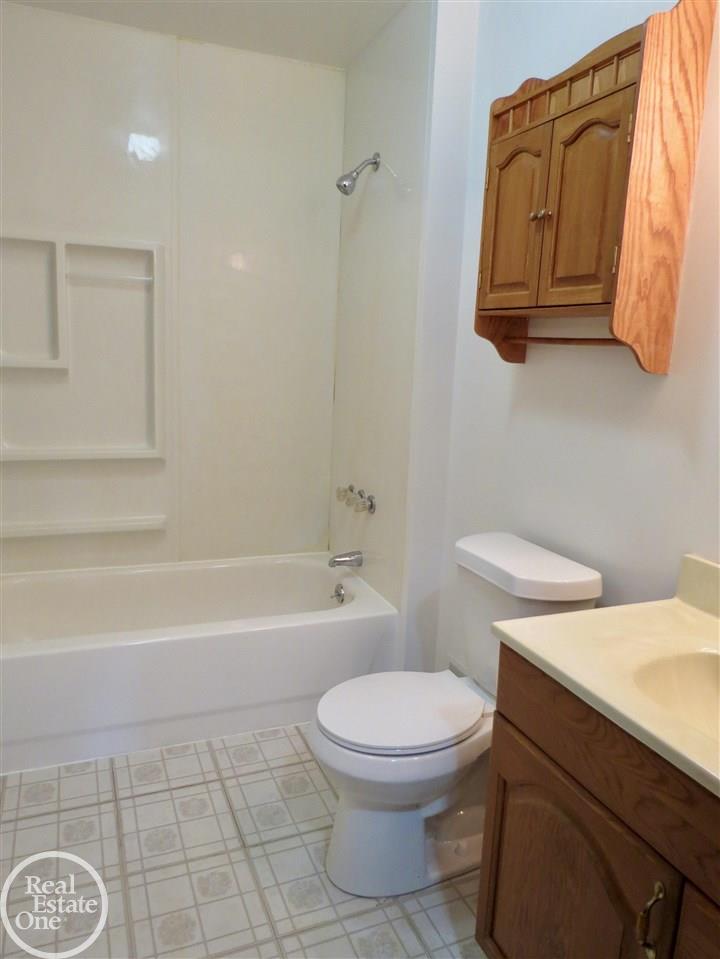 3530 Alida Avenue Rochester, MI 48309 - Photo 22 of 55 50053248-25.JPG