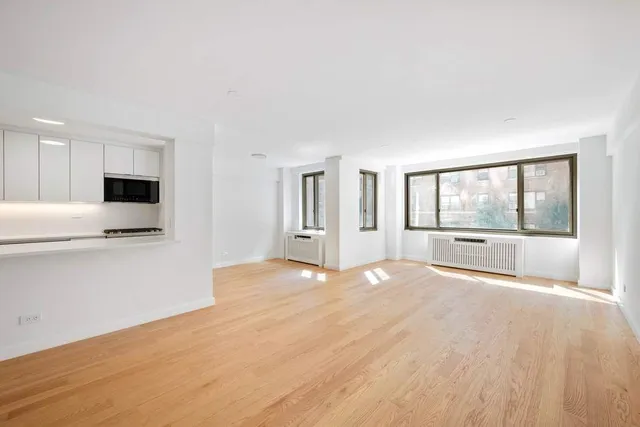 $895,000 | 425 East 63rd Street, Unit E2E | Lenox Hill