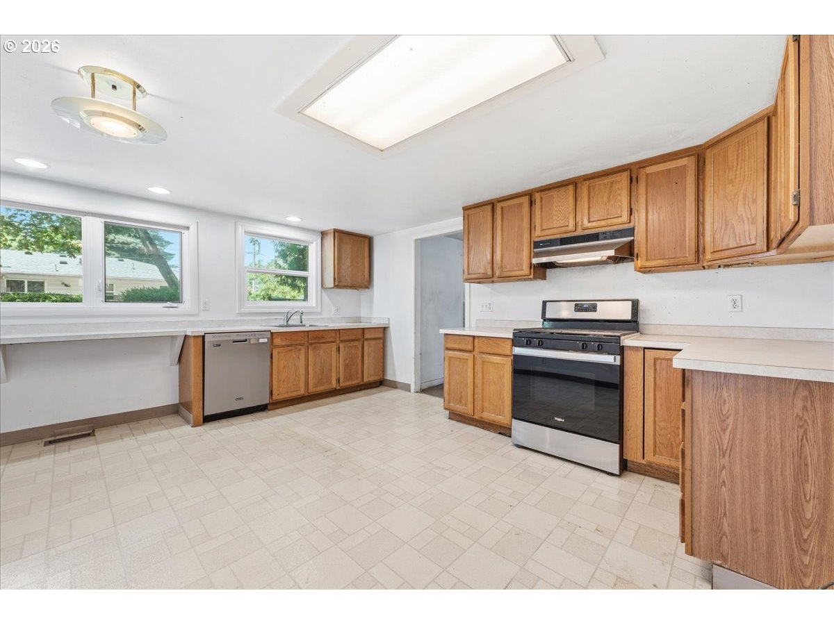 13209 Northeast San Rafael Street Portland, OR 97230 - Photo 9 of 35