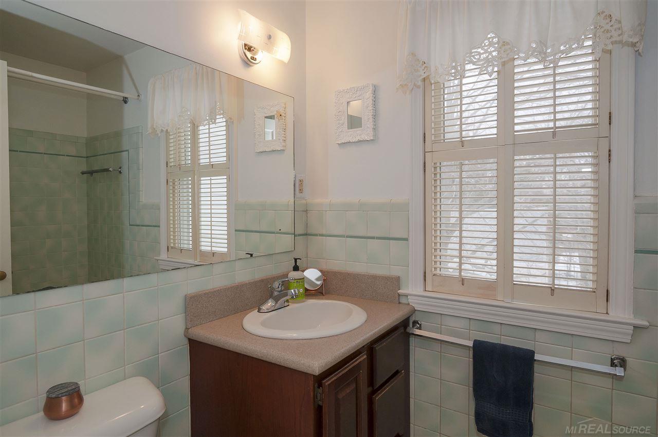 1010 Roslyn Road Grosse Pointe, MI 48236 - Photo 23 of 35 31340445-22.JPG