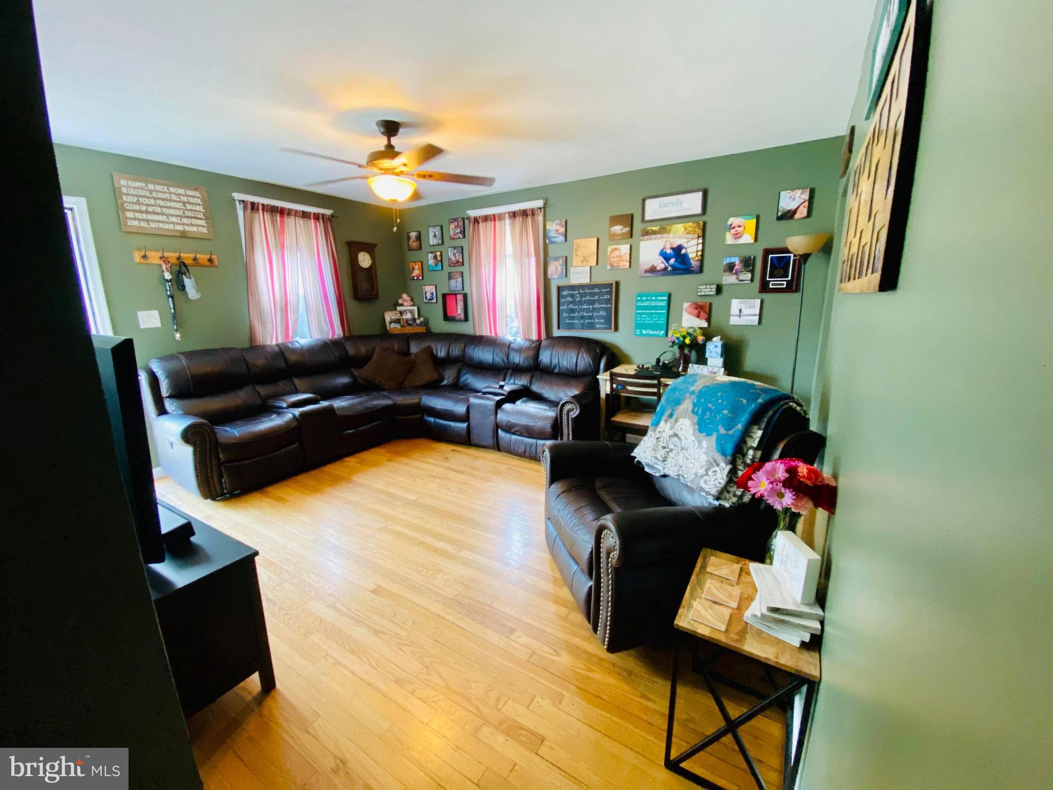 2530 Windsor Road Parkville, MD 21234 - Photo 3 of 25 Living Room
