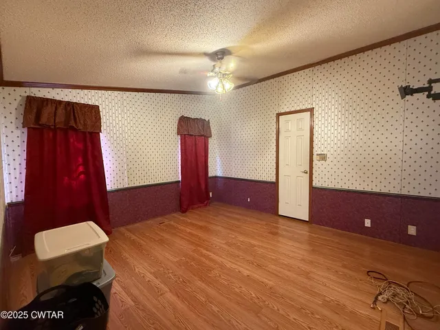 a view of livingroom with furniture