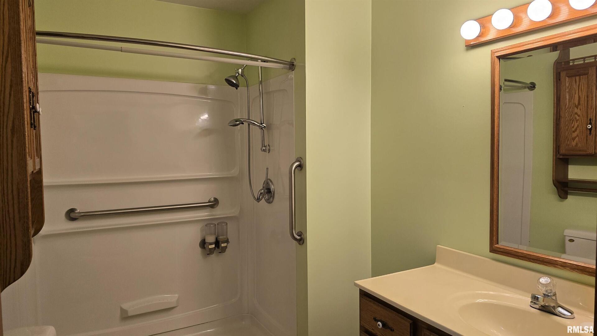 400 Old Broughton Road Eldorado, IL 62930 - Photo 22 of 28 a bathroom with a shower and a sink