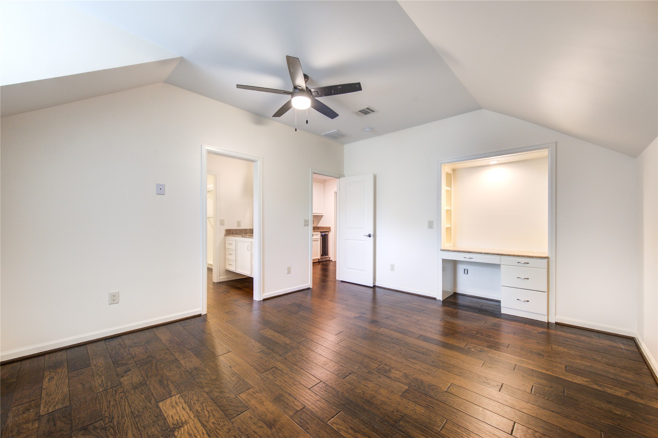 4615 Laurel Street Bellaire, TX 77401 - Photo 38 of 48 This bedroom also has a built-in desk.