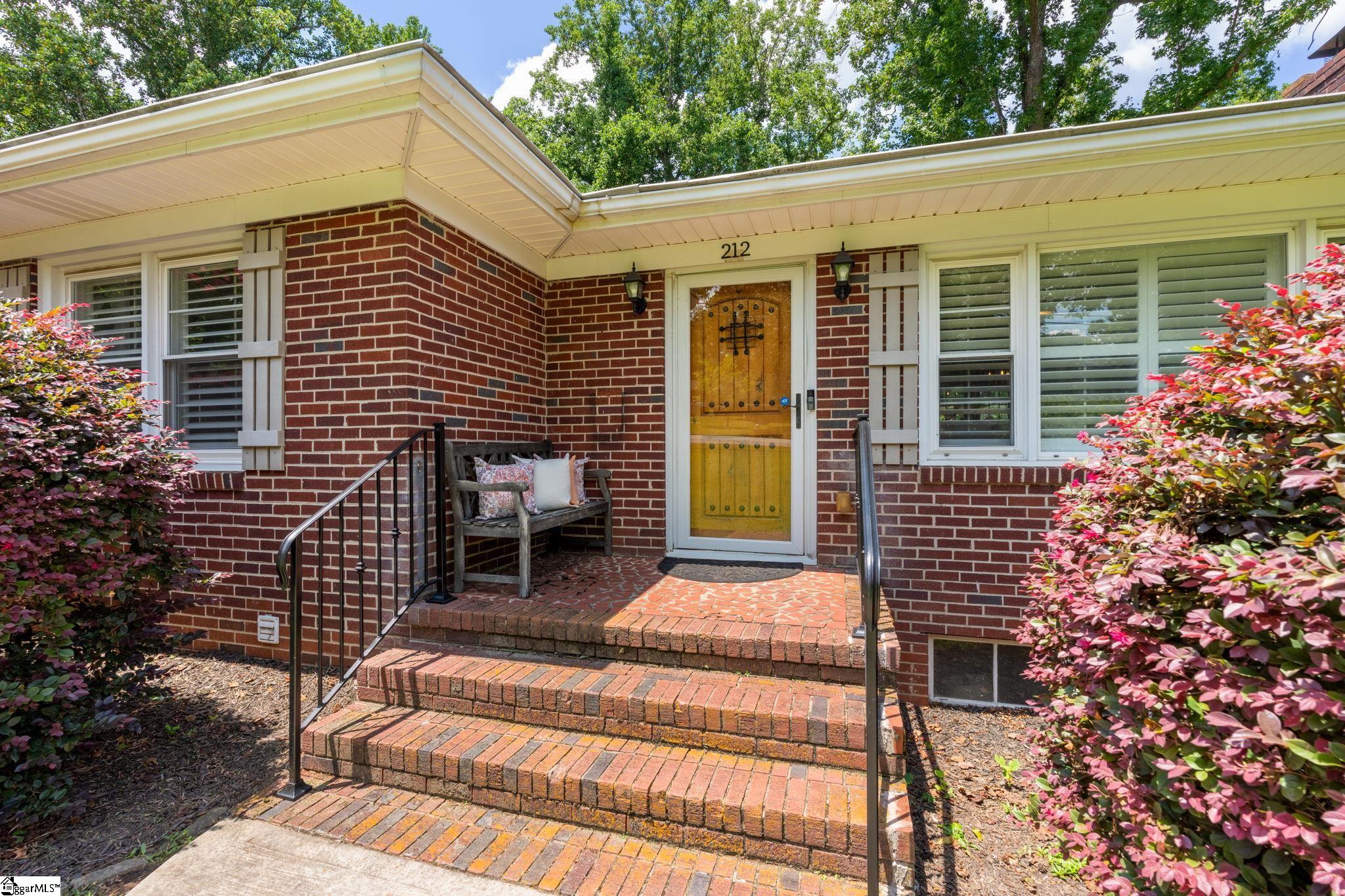 212 Robin Hood Road Greenville, SC 29607 - Photo 4 of 29 Gallery Image 4
