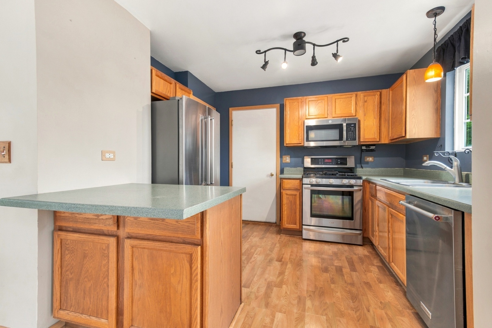 1628 Hawthorne Ridge Drive Plainfield, IL 60586 - Photo 7 of 18 Gallery Image 7