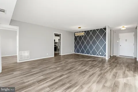 $369,999 | 307 Yoakum Parkway, Unit 706, Alexandria, VA 22304