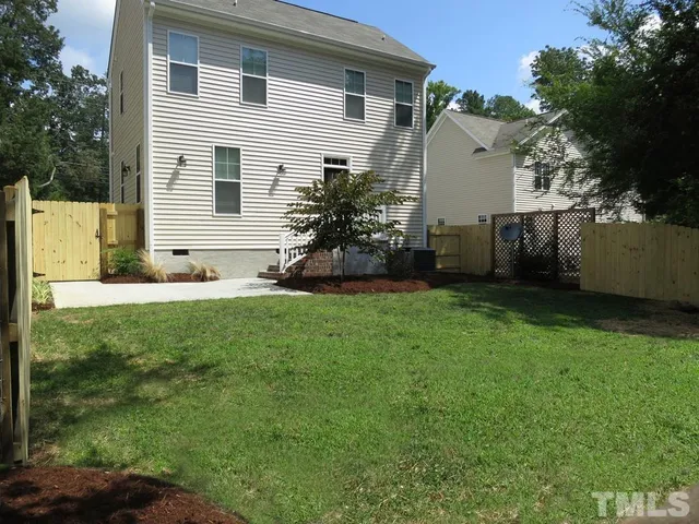 a view of a house with backyard and garden
