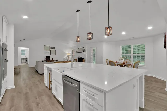 a large kitchen with kitchen island a large island in it