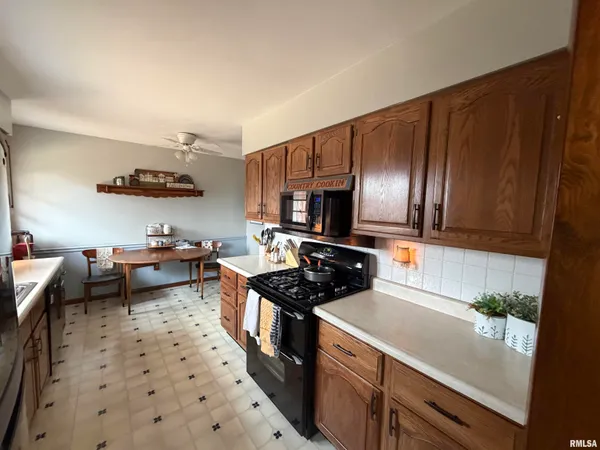 $200,000 | 1886 Sunrise Drive, Galesburg, IL 61401