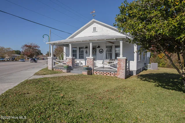 $375,000 | 520 West Corbett Avenue, Swansboro, NC 28584