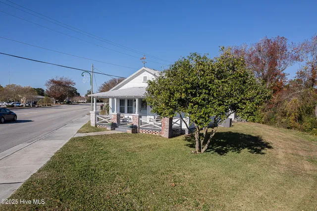 $375,000 | 520 West Corbett Avenue, Swansboro, NC 28584