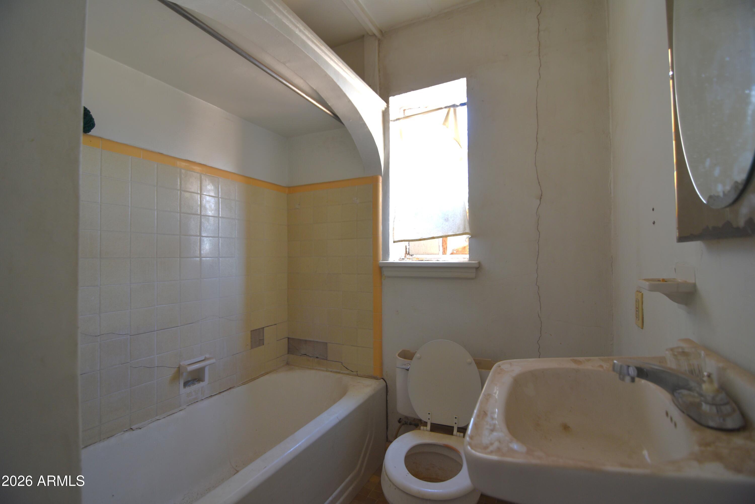 1912 West Monte Vista Road Phoenix, AZ 85009 - Photo 14 of 34 11