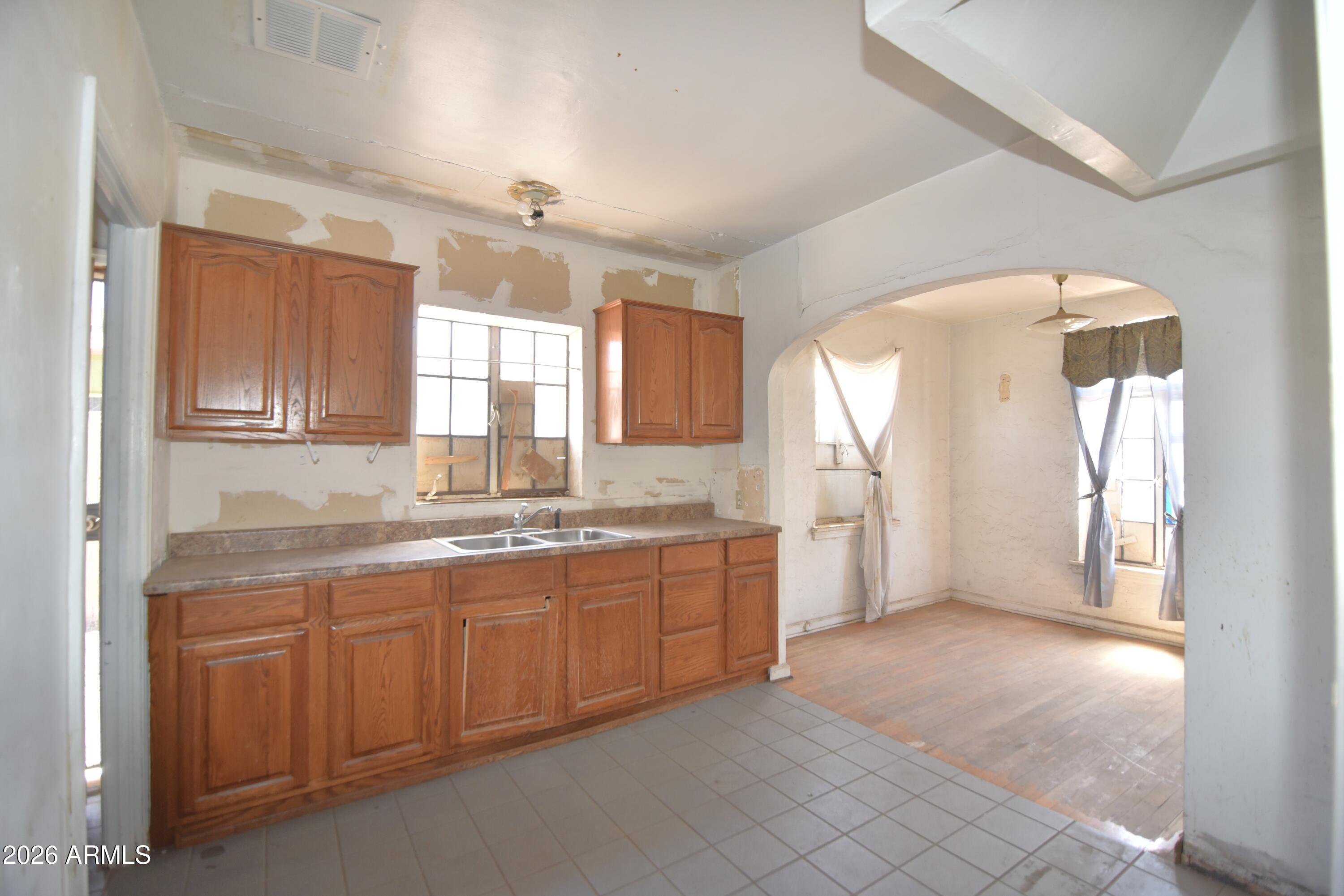 1912 West Monte Vista Road Phoenix, AZ 85009 - Photo 8 of 34 6