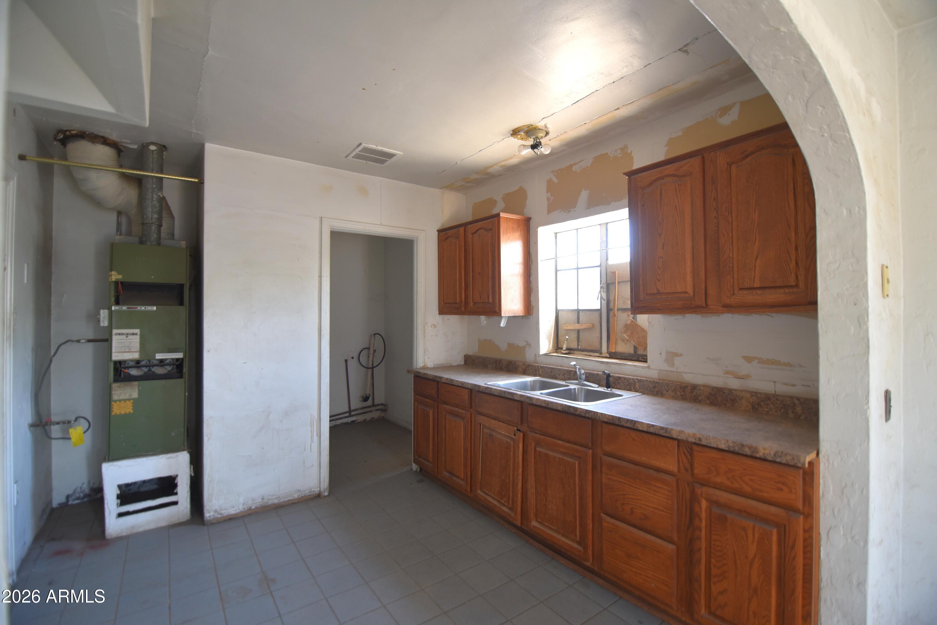 1912 West Monte Vista Road Phoenix, AZ 85009 - Photo 9 of 34 20