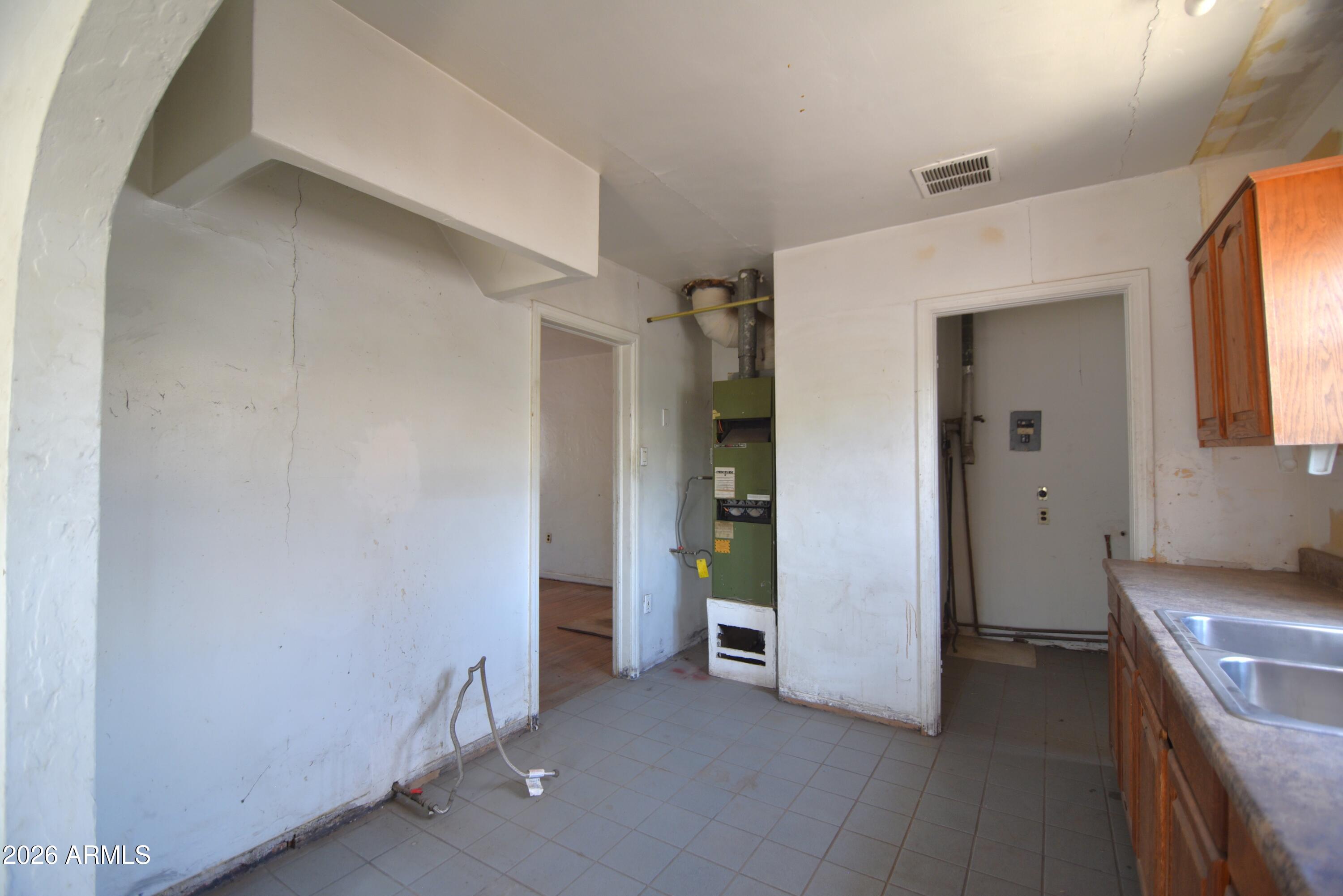 1912 West Monte Vista Road Phoenix, AZ 85009 - Photo 10 of 34 19