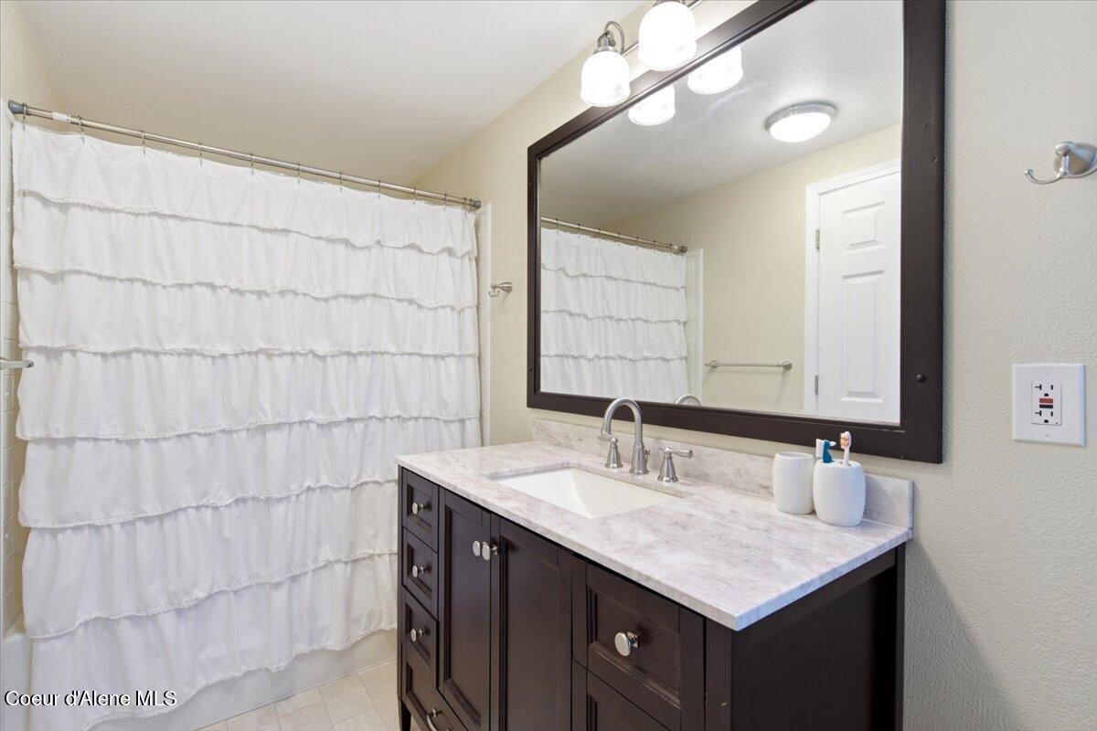 30532 North Red Fir Road Athol, ID 83801 - Photo 15 of 23 18-Primary Bathroom