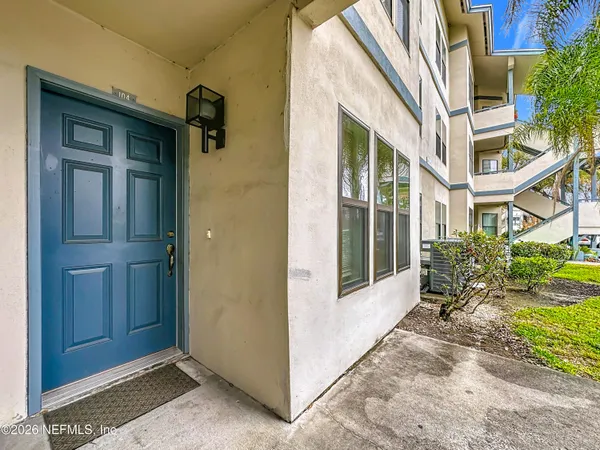 a view of entryway of a house