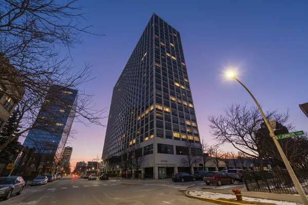$2,349 | 4343 North Clarendon Avenue, Unit 613, Chicago, IL 60613