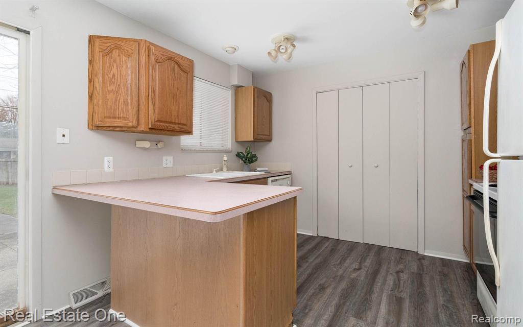 2745 Emmons Avenue Rochester Hills, MI 48307 - Photo 17 of 25