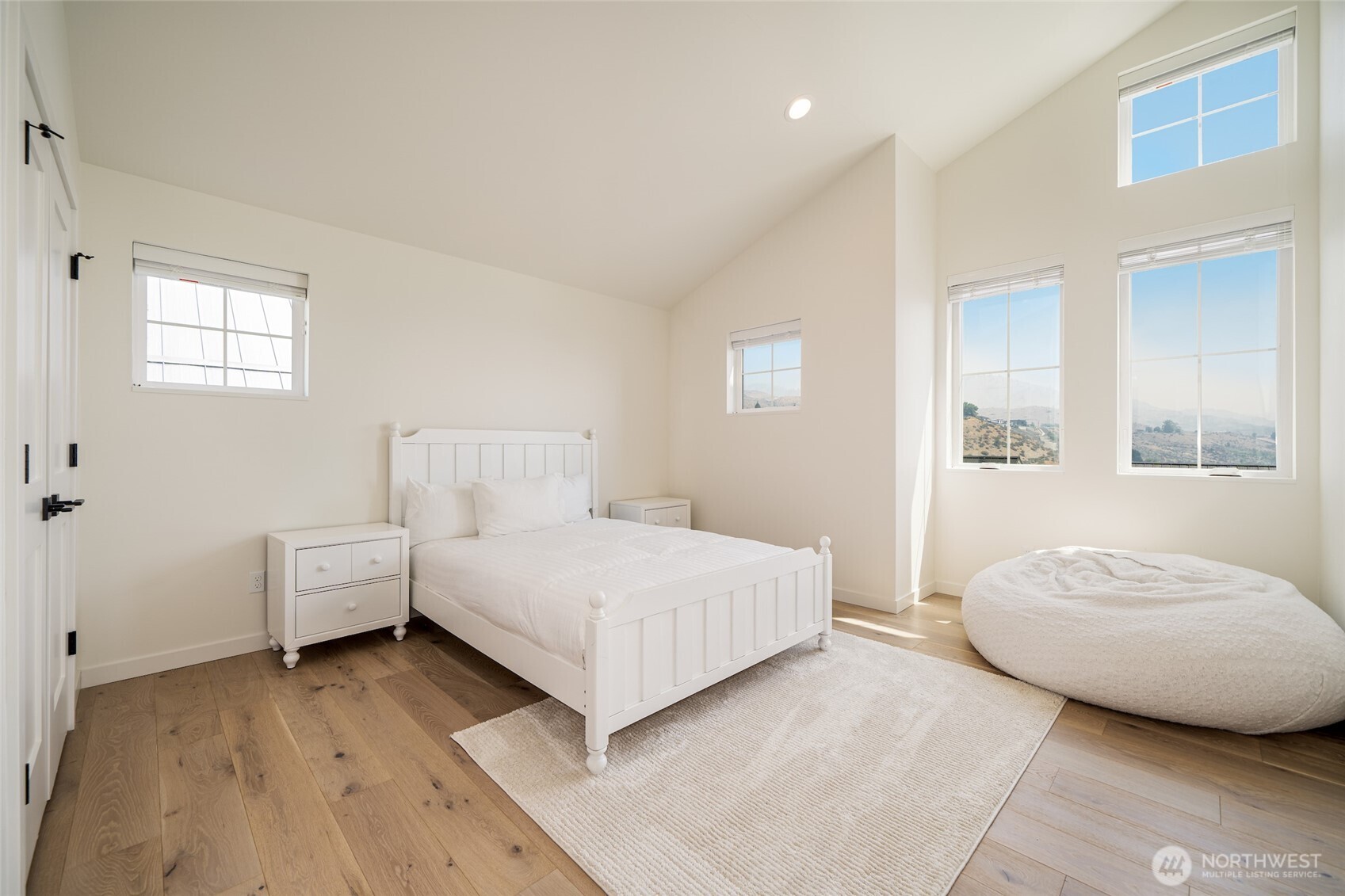 259 Bobcat Lane Chelan, WA 98816 - Photo 15 of 40 a bedroom with a bed and a couch