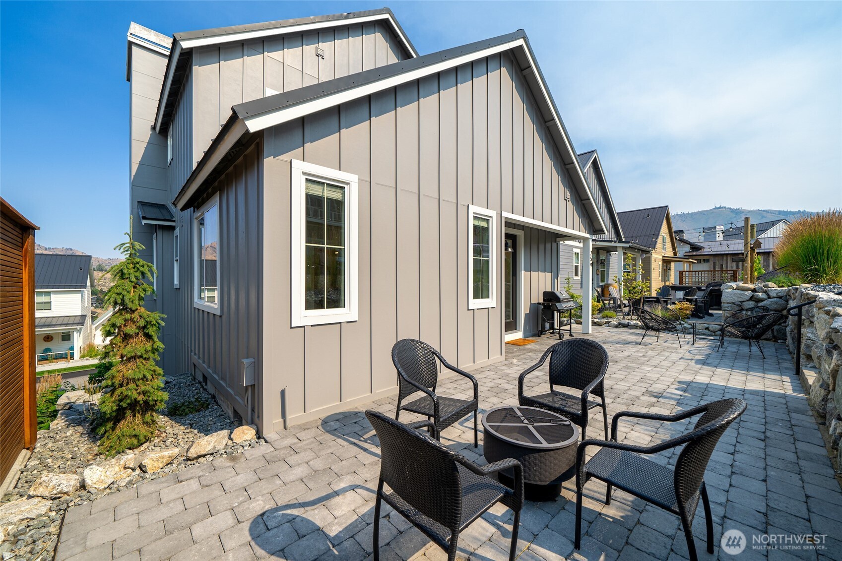 259 Bobcat Lane Chelan, WA 98816 - Photo 36 of 40 a backyard of a house with table and chairs