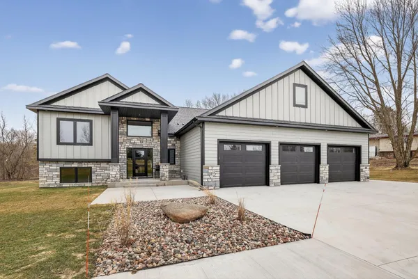 $689,000 | 1218 Highway Street North, Dodge Center, MN 55927