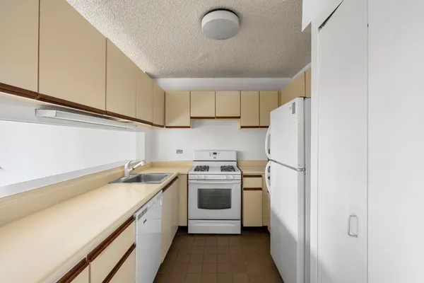 $6,200 | 30 West 61st Street, Unit 21F | Upper West Side