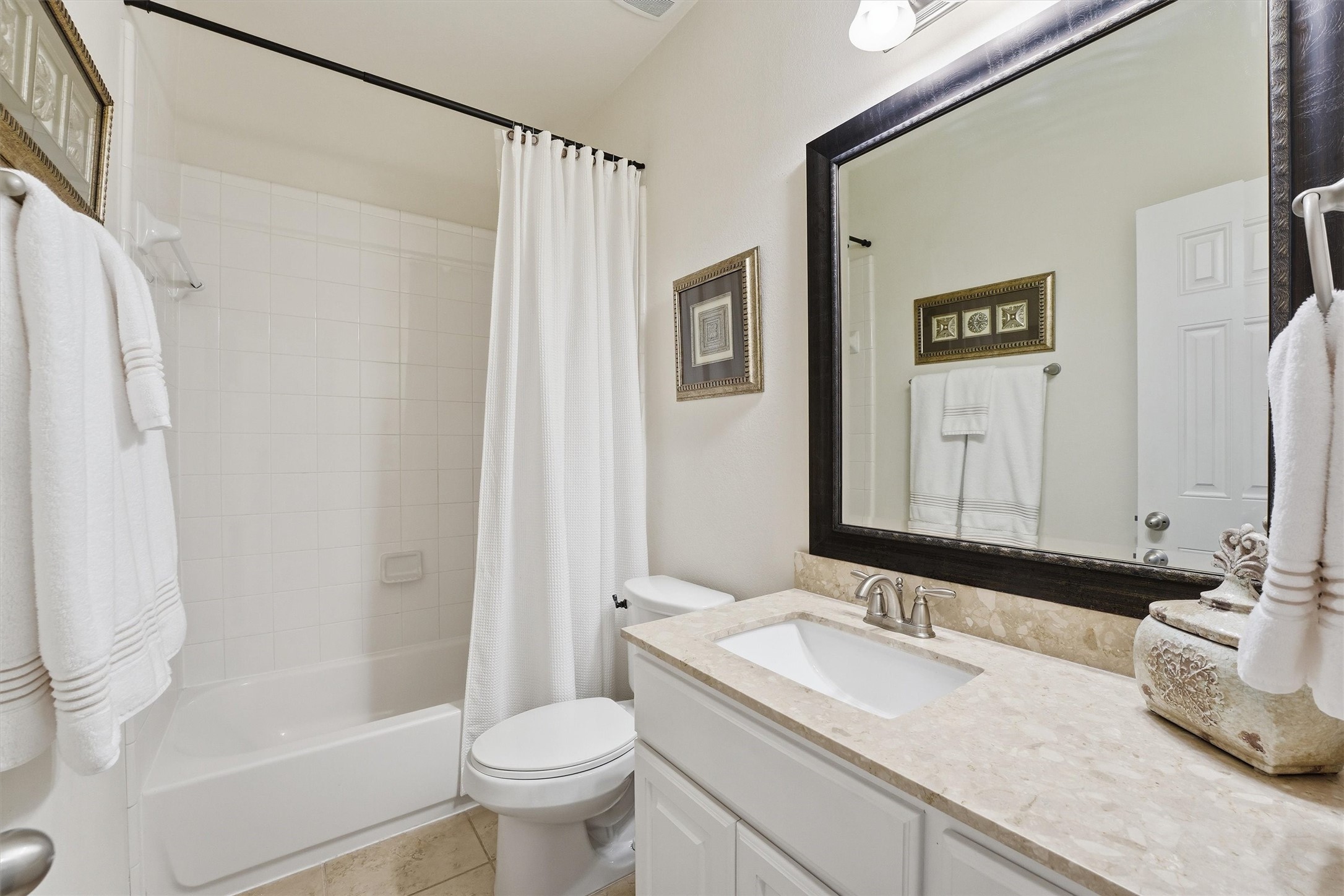 27118 Cross Pointe Court Fulshear, TX 77441 - Photo 12 of 40 Full bathroom adjacent to the guest suite