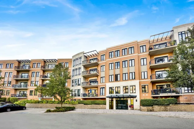 $515,000 | 145 South York Street, Unit 322, Elmhurst, IL 60126