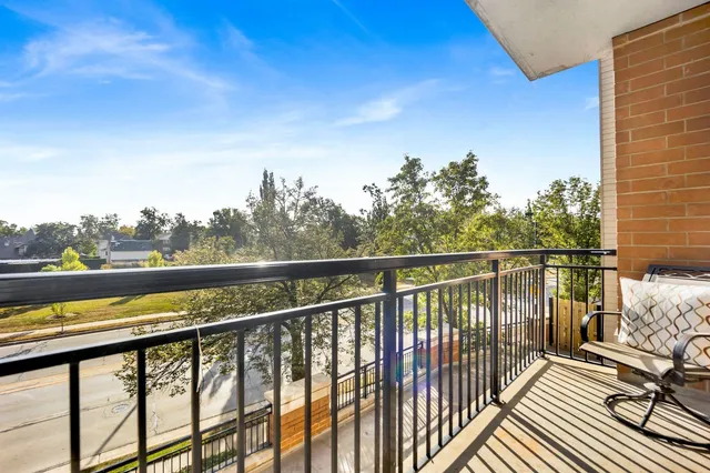 $515,000 | 145 South York Street, Unit 322, Elmhurst, IL 60126