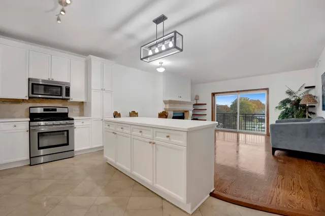 $515,000 | 145 South York Street, Unit 322, Elmhurst, IL 60126