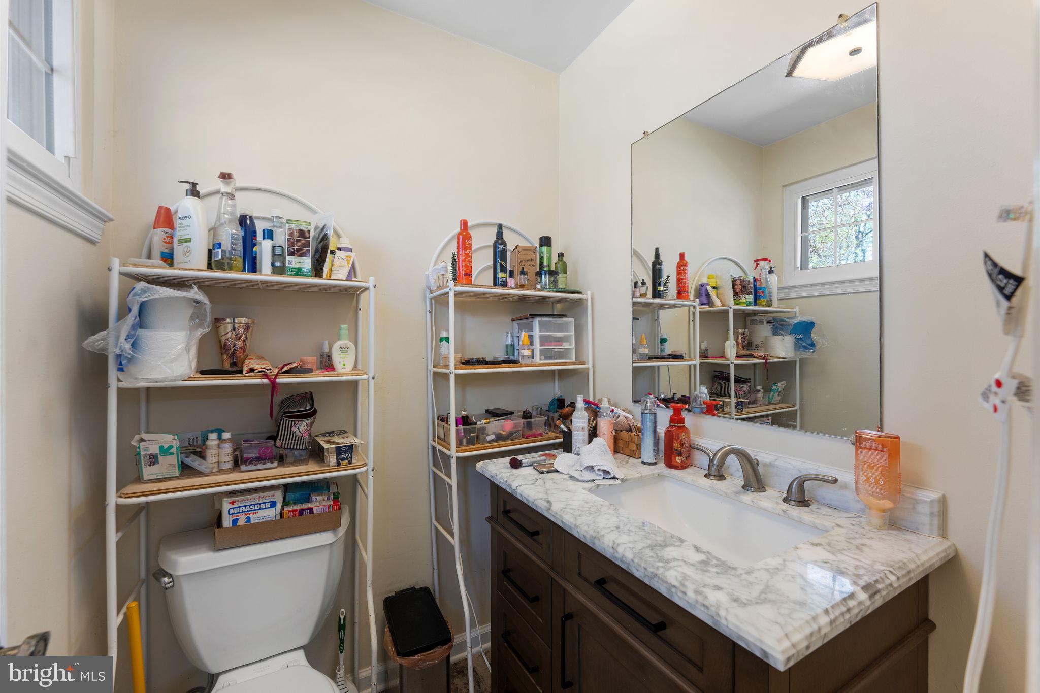 8610 Clydesdale Road Springfield, VA 22151 - Photo 18 of 42 Main level half bath
