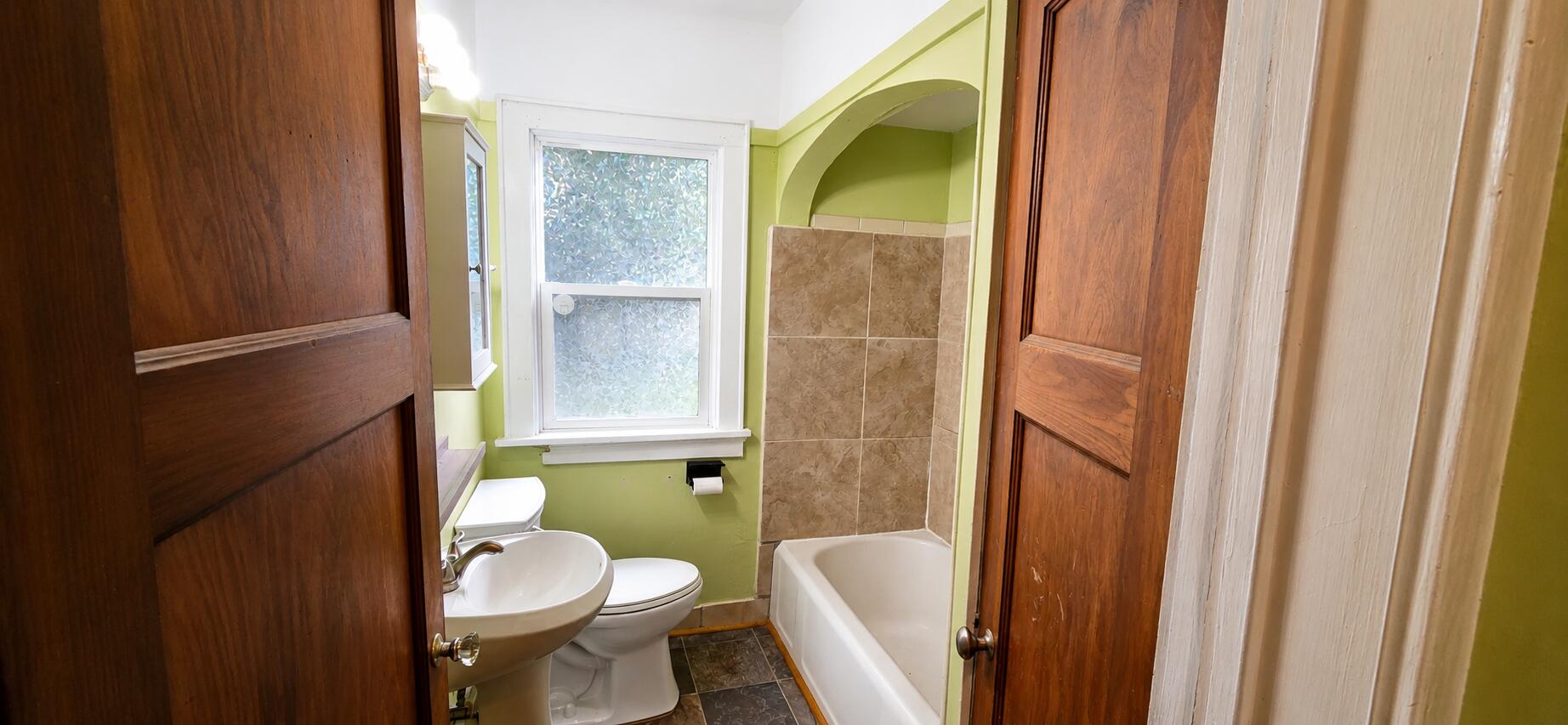 4902 North 19th Street Milwaukee, WI 53209 - Photo 10 of 23 Tile surround shower over tub