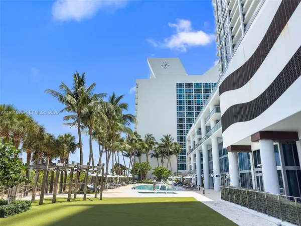 $4,500 | 6899 Collins Avenue, Unit 1009, Miami Beach, FL 33141