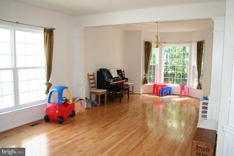 2450 Leyland Ridge Road Herndon, VA 20171 - Photo 7 of 15 Living Room