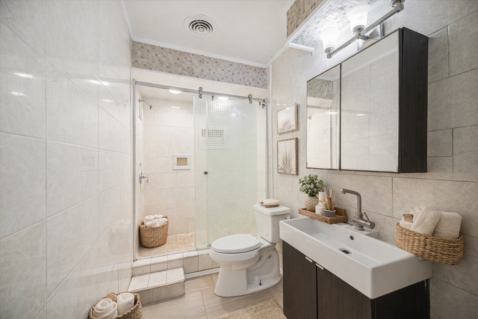 22831 Earlmist Drive Spring, TX 77373 - Photo 19 of 25 a bathroom with a bathtub shower sink mirror and toilet