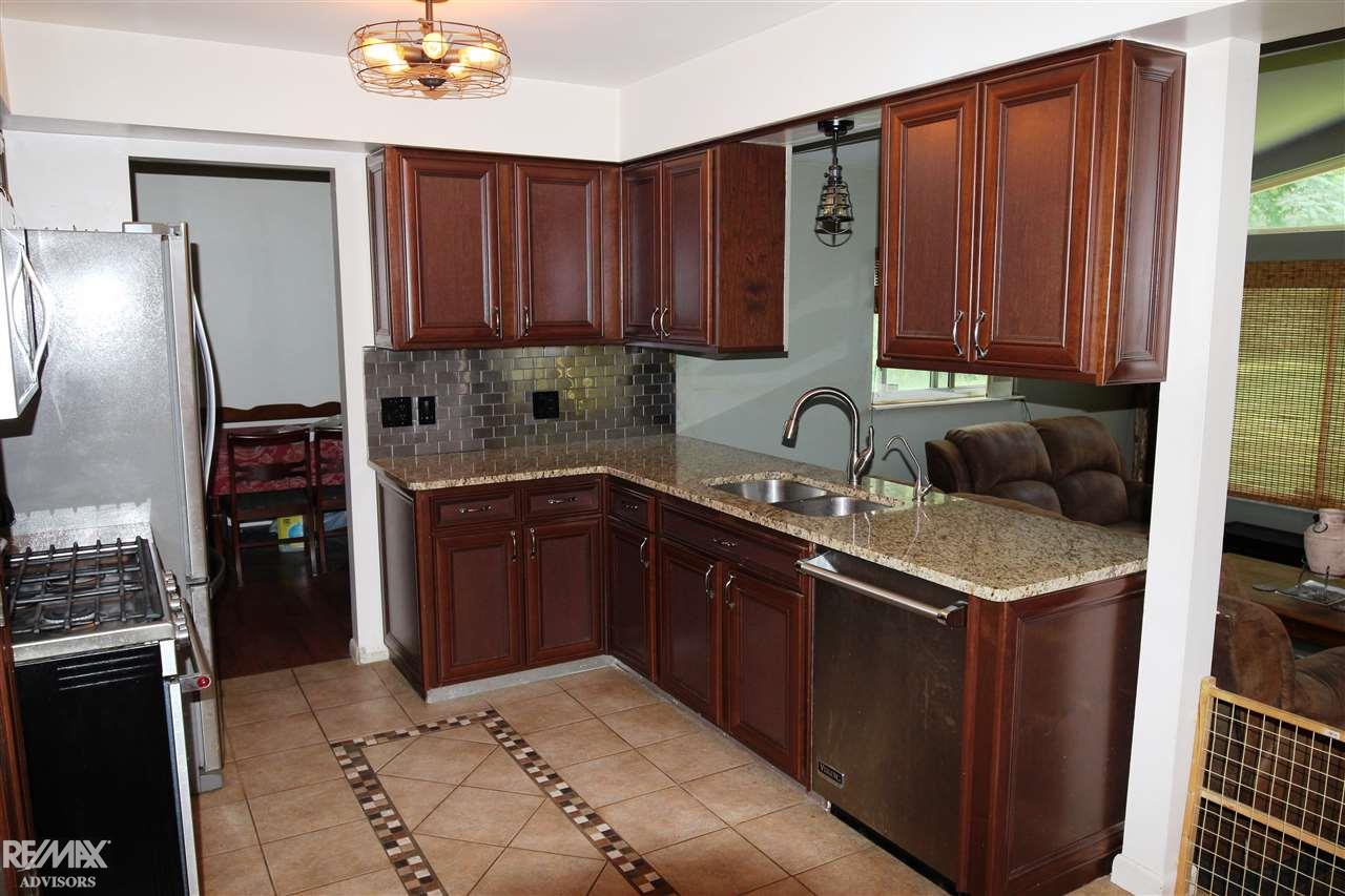 10265 Hadley Road Clarkston, MI 48348 - Photo 6 of 14 31390066-5.JPG