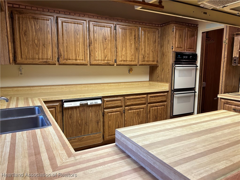 3505 Golfview Road Sebring, FL 33875 - Photo 19 of 50 a kitchen with stainless steel appliances granite countertop a refrigerator and a sink