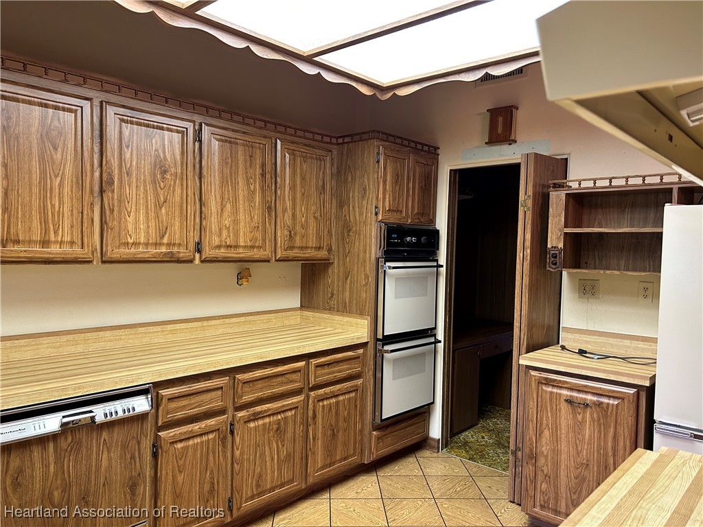 3505 Golfview Road Sebring, FL 33875 - Photo 20 of 50 a kitchen with stainless steel appliances granite countertop a refrigerator and a sink