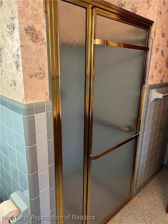 3505 Golfview Road Sebring, FL 33875 - Photo 26 of 50 a bathroom with a glass shower door and a window