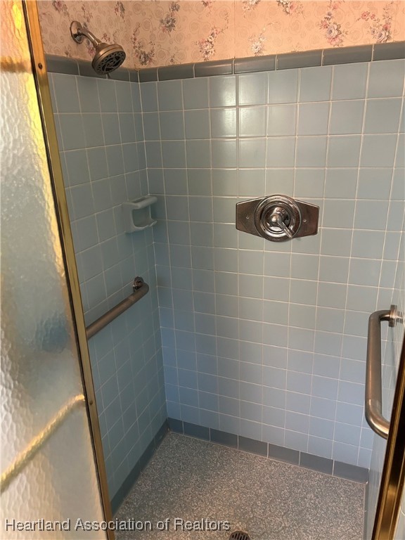 3505 Golfview Road Sebring, FL 33875 - Photo 27 of 50 a bathroom with a shower