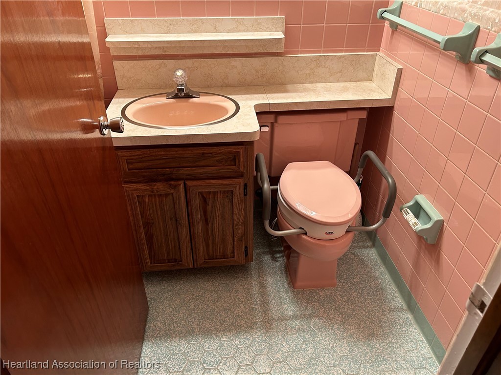 3505 Golfview Road Sebring, FL 33875 - Photo 34 of 50 a bathroom with a sink and a toilet