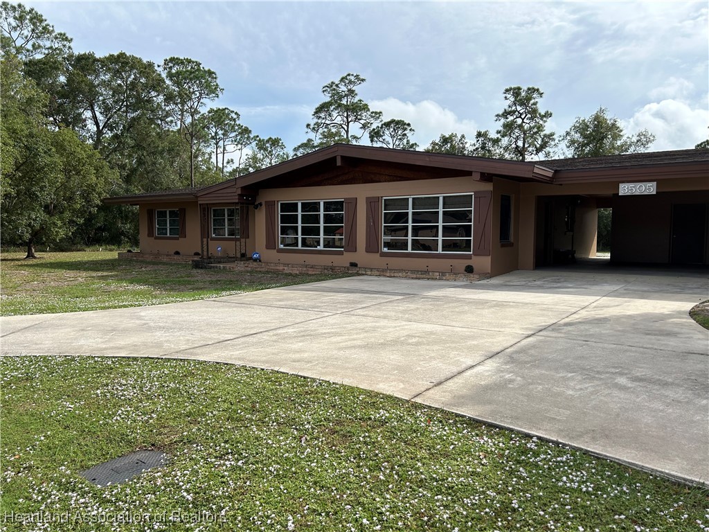 3505 Golfview Road Sebring, FL 33875 - Photo 42 of 50 front view of a house with a big yard