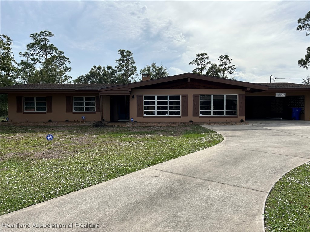 3505 Golfview Road Sebring, FL 33875 - Photo 43 of 50 front view of a house with a yard